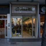 Mentre al civico 95/A entriamo a far visita a �Crescenti�, pelletteria del 1936 attiva qui dal 1968
